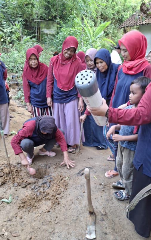 Gali Lubang, Tanam Manfaat: Biopori sebagai Solusi Sampah dan Konservasi Air di Hargorejo